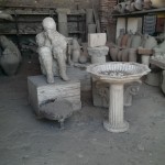 Dit is een foto van een soort opslagplaats ofzo van gevonden dingen in Pompeii. Er ligt ook een afgietsel van een lichaam.